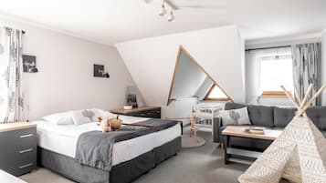 Premium-Vierbettzimmer | Bügeleisen/Bügelbrett, kostenloses WLAN