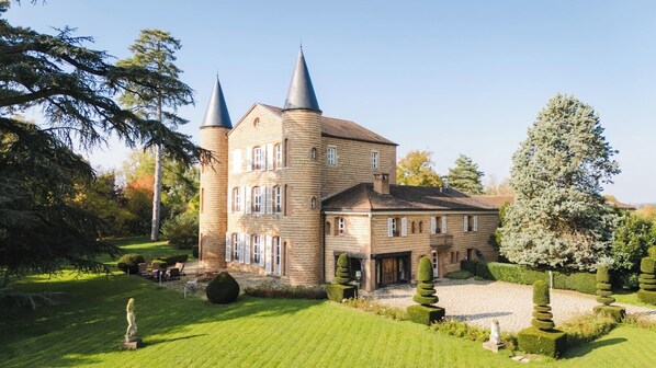 Front of property - Château de Bissieux (Châtillon-sur-Chalaronne)