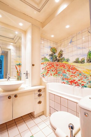 Superior Double Room, Park View | Bathroom | Hair dryer, towels, soap, shampoo - Château de Bissieux (Châtillon-sur-Chalaronne)