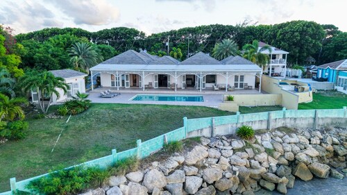 Turtle Cove House - Boutique 8-Bedroom Retreat with Ocean View
