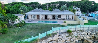 Turtle Cove House - Boutique 8-Bedroom Retreat with Ocean View