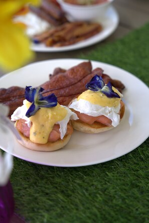 Free breakfast  - Turtle Cove House - Boutique 8-Bedroom Retreat with Ocean View (St. Johns)