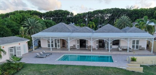 Turtle Cove House - Boutique 8-Bedroom Retreat with Ocean View