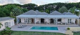 Turtle Cove House - Boutique 8-Bedroom Retreat with Ocean View