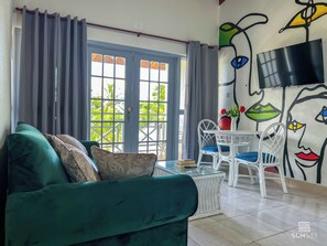Apartament Comfort, vistes a la piscina | Sala d'estar | Televisor intel·ligent de 42 polzades amb canals digitals i Netflix 