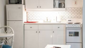 ثلاجة، ميكروويف، موقد طهي مسطح، ماكينة لصنع القهوة/الشاي