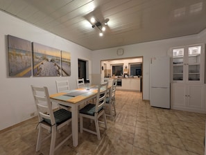 Dining - Cozy house with party basement and garden in quiet location near the trade fair! (Düsseldorf)
