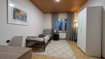 Schreibtisch, kostenloses WLAN, Bettwäsche