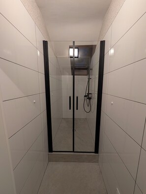 Regadera, toallas, jabón, papel de baño 
