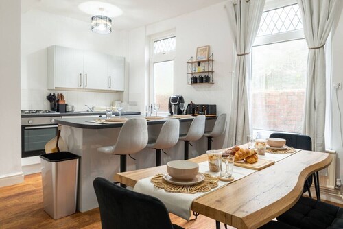 By the beach & 10 minutes from Swansea city centre