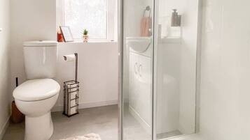 Douche, sèche-cheveux, serviettes fournies, savon