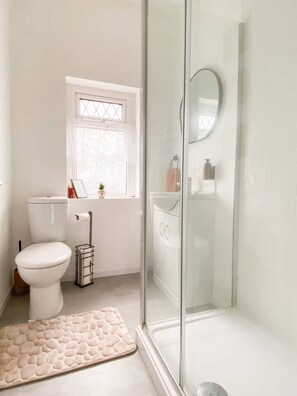 Regadera, secadora de cabello, toallas, jabón 