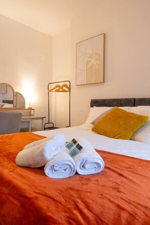 3 habitaciones, tabla de planchar con plancha, wifi y ropa de cama 