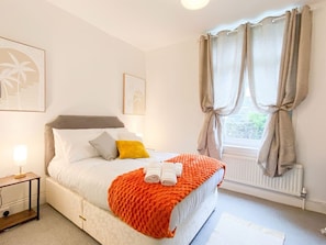 2 bedrooms, desk, iron/ironing board, travel crib