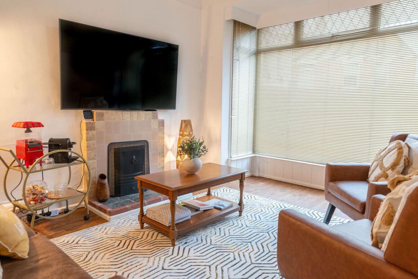 Smart TV, fireplace