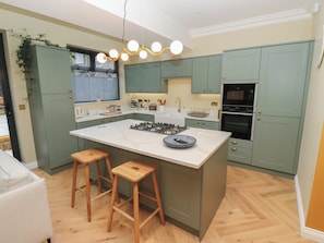 Dishwasher, cookware/dishes/utensils - Fairfield House (Huddersfield)