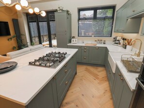 Dishwasher, cookware/dishes/utensils - Fairfield House (Huddersfield)