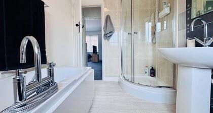 2 Beds, Entire Home, Spacious Bedrooms, Garden