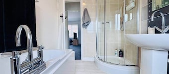 2 Beds, Entire Home, Spacious Bedrooms, Garden