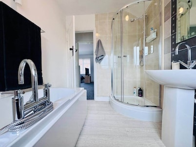 2 Beds, Entire Home, Spacious Bedrooms, Garden