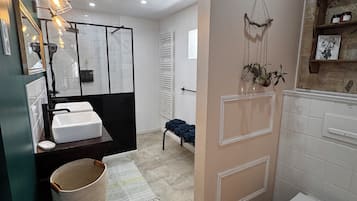 Douche, sèche-cheveux, serviettes fournies, savon