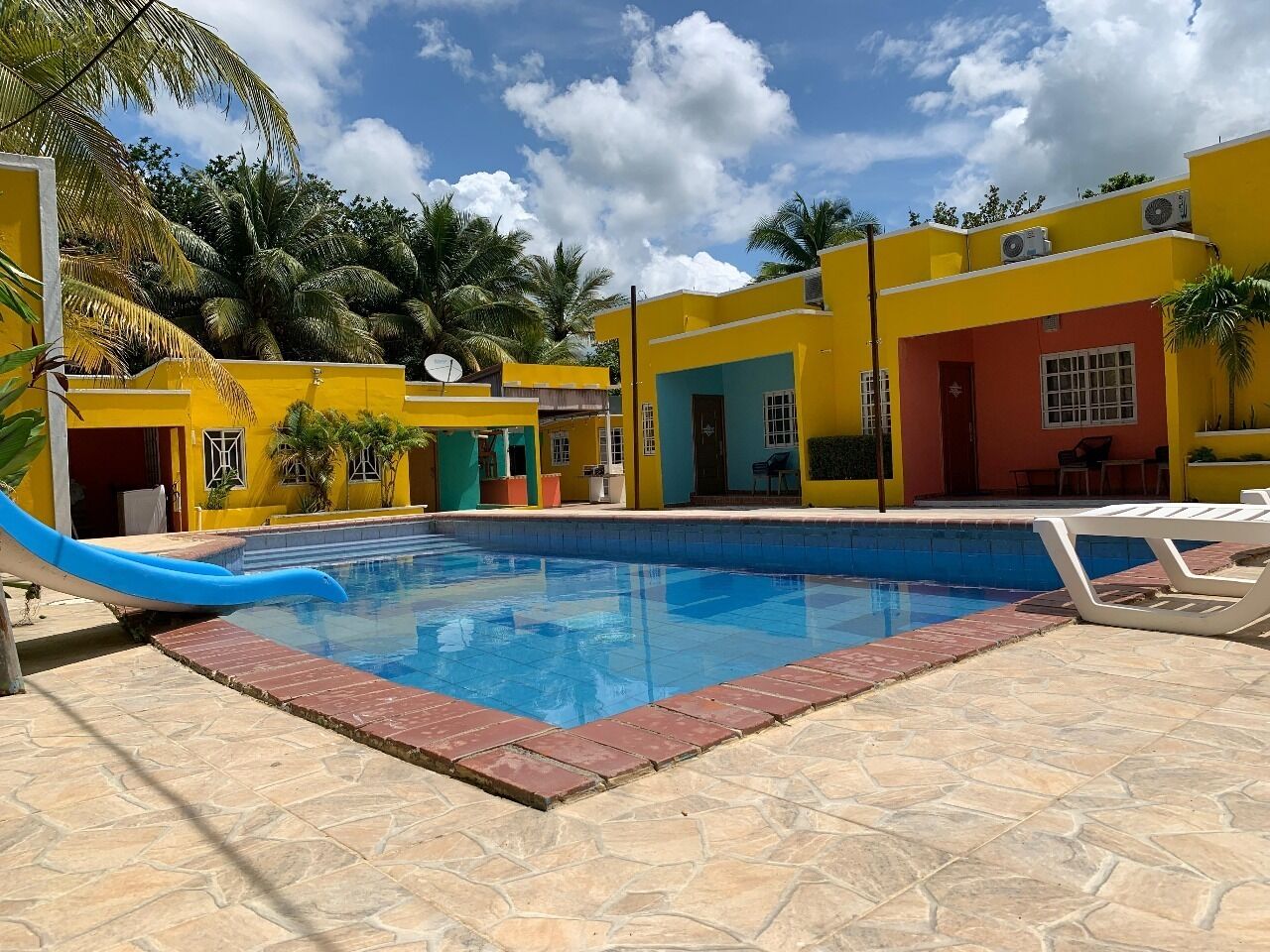 2 개의 야외 수영장, 06:00 ~ 22:00 오픈, 일광욕 의자