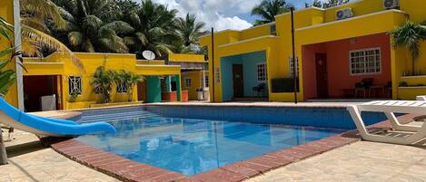 2 piscinas al aire libre, sillones reclinables de piscina