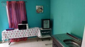 Basic Studio Suite, 1 Double Bed, Kitchenette, Courtyard Area | Microwave