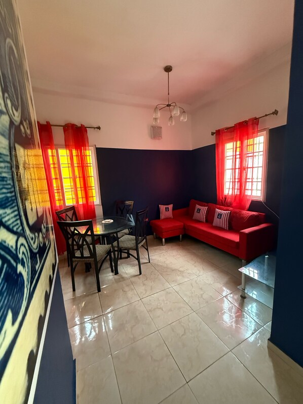 Suite familiar, 3 habitaciones, patio, junto a la alberca | Área de sala de estar