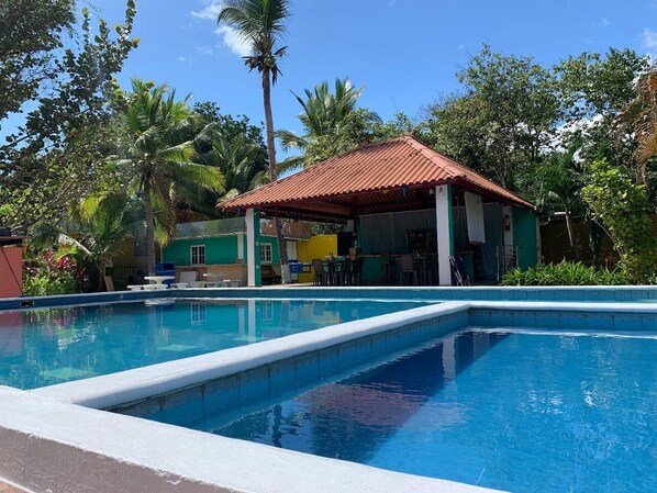 2 座室外游泳池,開放時間為 06:00 至 22:00,提供日光浴躺椅