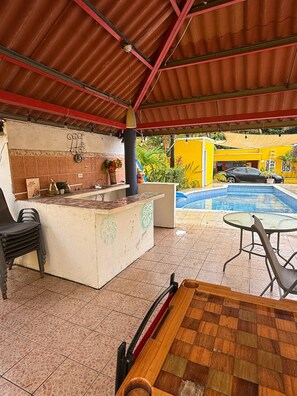 2 piscines extérieures, chaises longues