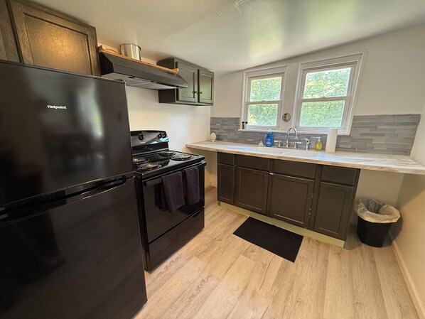 Private kitchen - Cozy and Updated Farmhouse with King Suite (Anna)