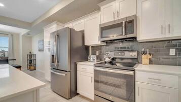 Kjøleskap, mikrobølgeovn, ovn og kokeplater