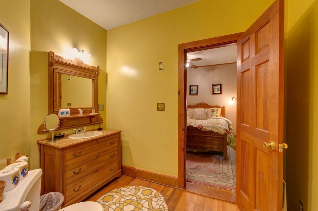 Dusj, hårføner, håndklær og såpe