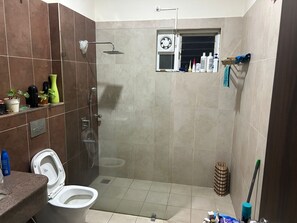 Shower, hair dryer, towels, soap - 3-bedroom villa in tranquil Bengaluru with AC and fitness room (Bengaluru)