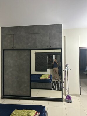 Tabla de planchar con plancha, wifi y ropa de cama 