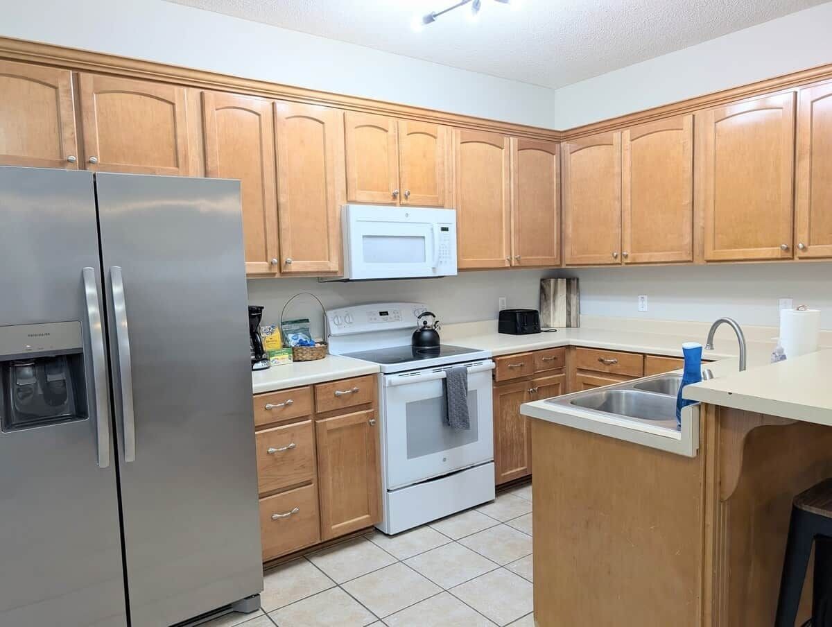 Coffee/tea maker, fridge, microwave, oven