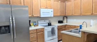 Alabama Daydreaming 3BD/2.5 bath *5 min to base*pool