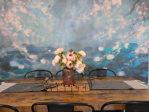 A dining table with a vase of flowers, a placemat, and a placard with the word 'thankful.' - Alabama Daydreaming 3BD/2.5 bath *5 min to base*pool (Enterprise)