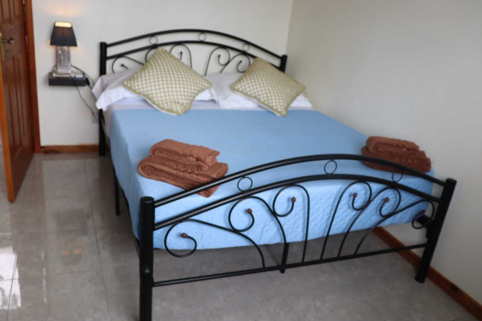 5 chambres, fer et planche à repasser, Wi-Fi, draps fournis