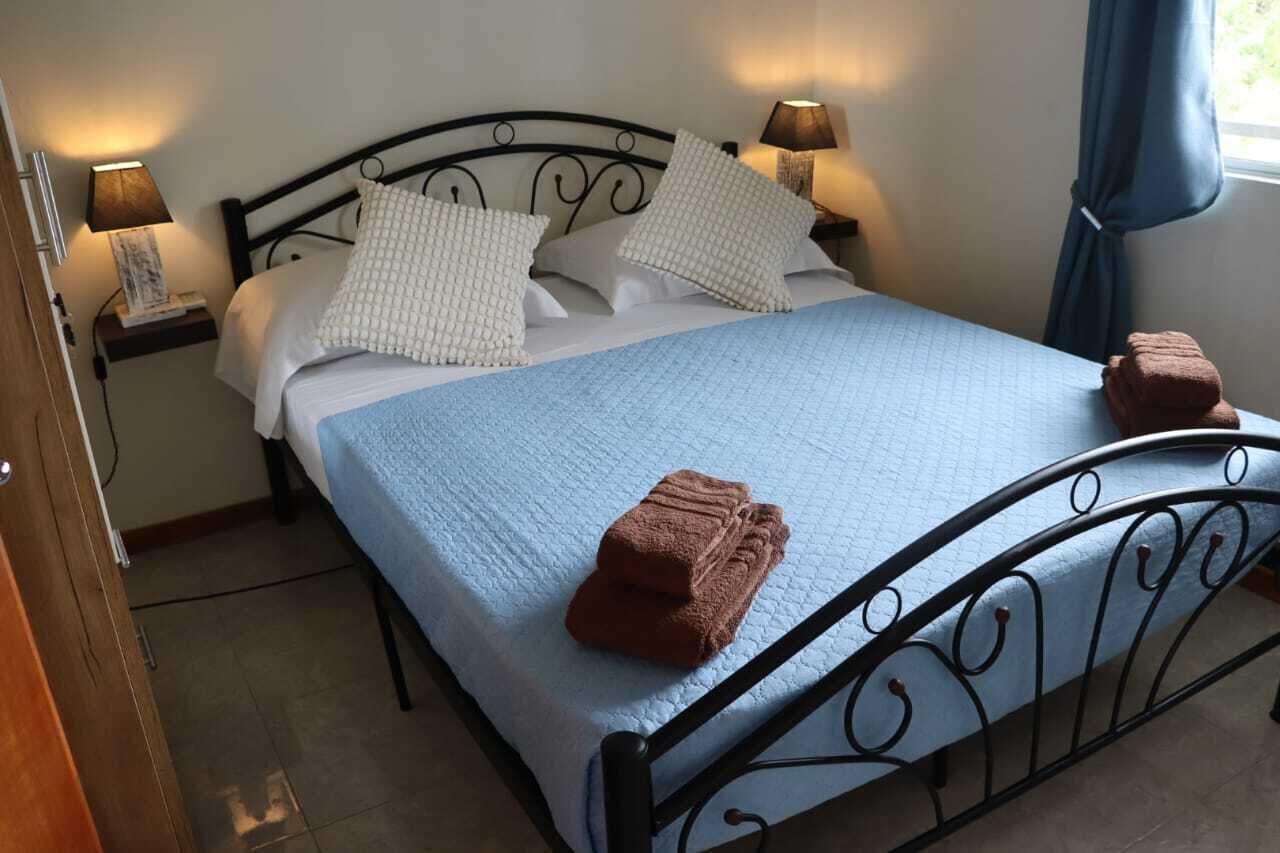 5 bedrooms, iron/ironing board, WiFi, bed sheets