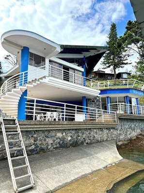 المنشأة من الخارج