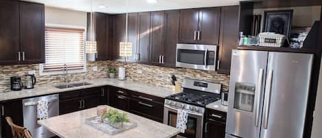 Kjøleskap, mikrobølgeovn, ovn og oppvaskmaskin