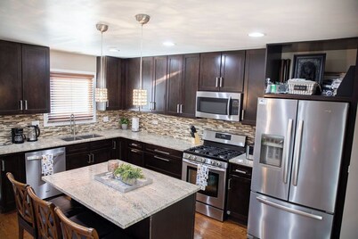 20 min to O'Hare Airport, 20 min to Schamburg