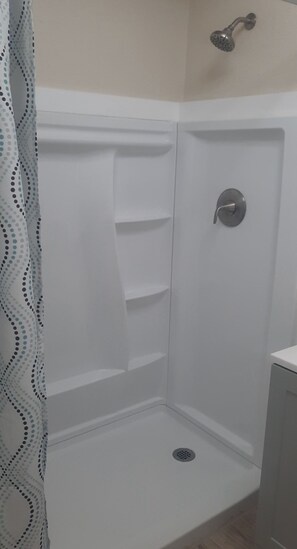 Dusche, Haartrockner, Handtücher, Seife