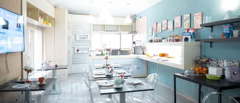 Free daily buffet breakfast