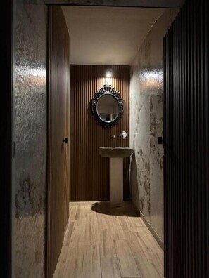 Luxury Double Room, 1 Queen Bed, City View | Bathroom | Free toiletries, hair dryer, towels, soap - HOTEL ANGIOINO & SPA (Naples)