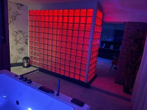 Luxury Double Room, 1 Queen Bed, City View | Bathroom | Free toiletries, hair dryer, towels, soap