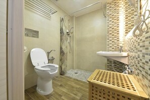 Perushuone | Kylpyhuone | Ilmaiset hygieniatuotteet, hiustenkuivaaja, pyyhkeet, saippua