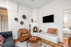 TV, fireplace - Steps to the Plaza and Georgia O'Keeffe Museum (Santa Fe)